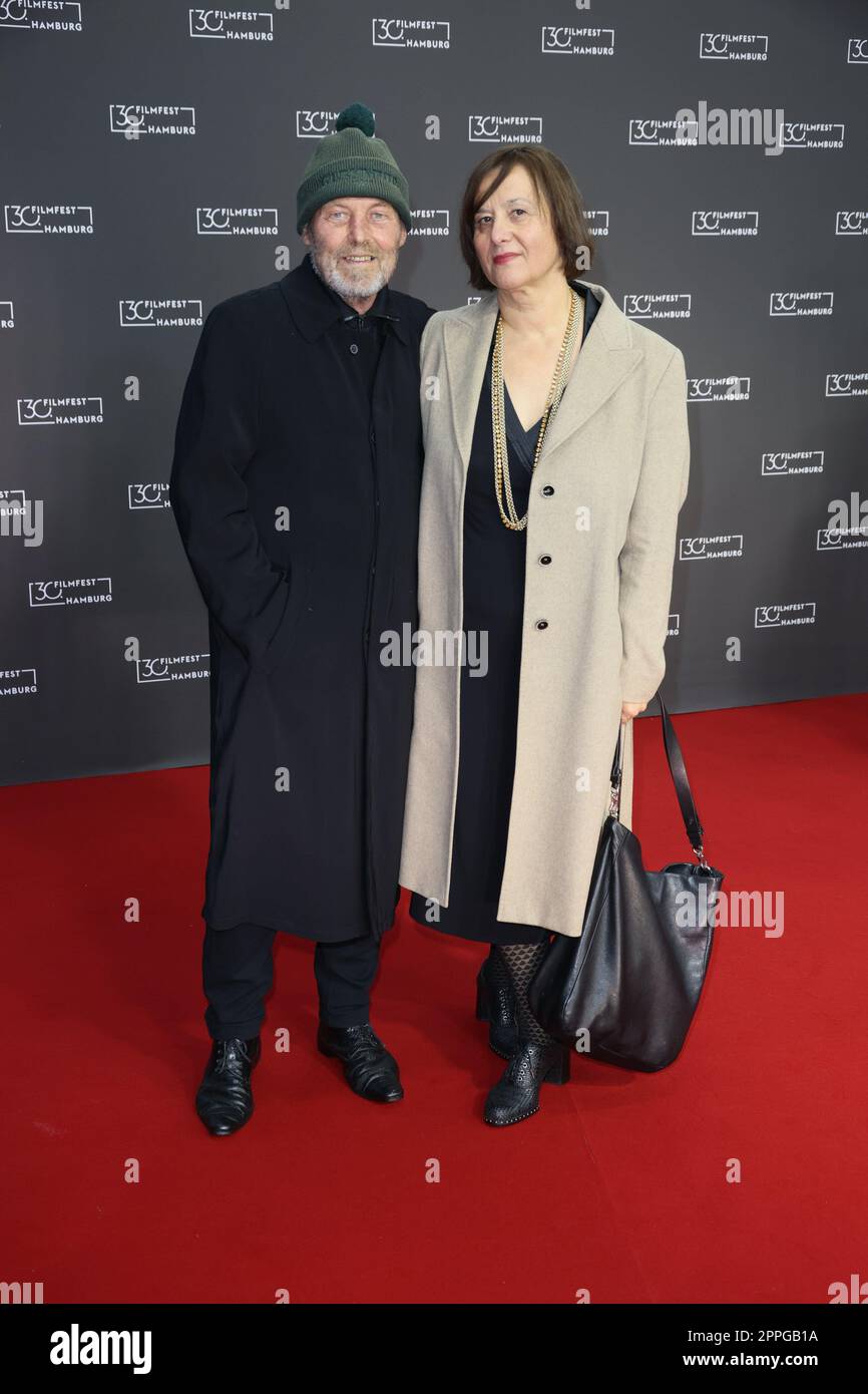 Jan Peter Jansen avec sa femme, ouverture du Filmfest Hamburg 2022 au cinemaxx Dammtor, Hambourg, 29.09.2022 Banque D'Images