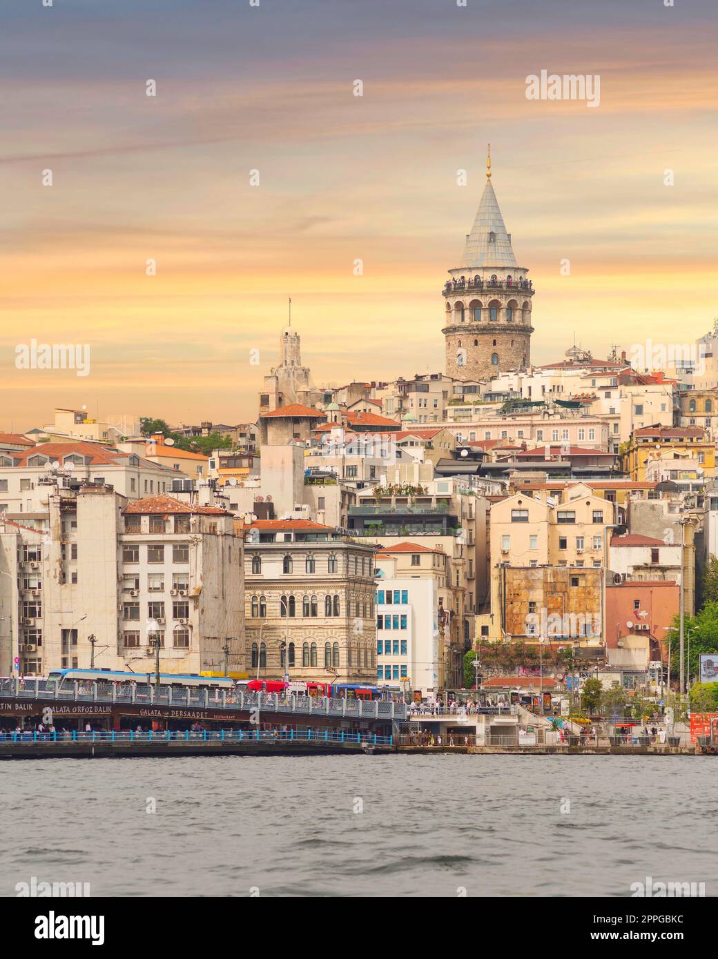 Vue sur la ville d'Istanbul, la Turquie surplombe le pont de Galata avec des restaurants de poissons traditionnels et la tour de Galata à l'extrémité Banque D'Images