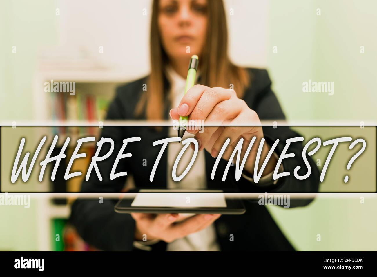 Affiche indiquant où investir. Internet concept à la recherche de bonnes occasions d'affaires d'avoir des revenus Banque D'Images