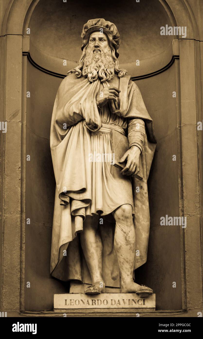 Léonard de Vinci - Statue du génie, située en face de la Galerie des Offices de Florence, en Italie, dans les parties communes Banque D'Images