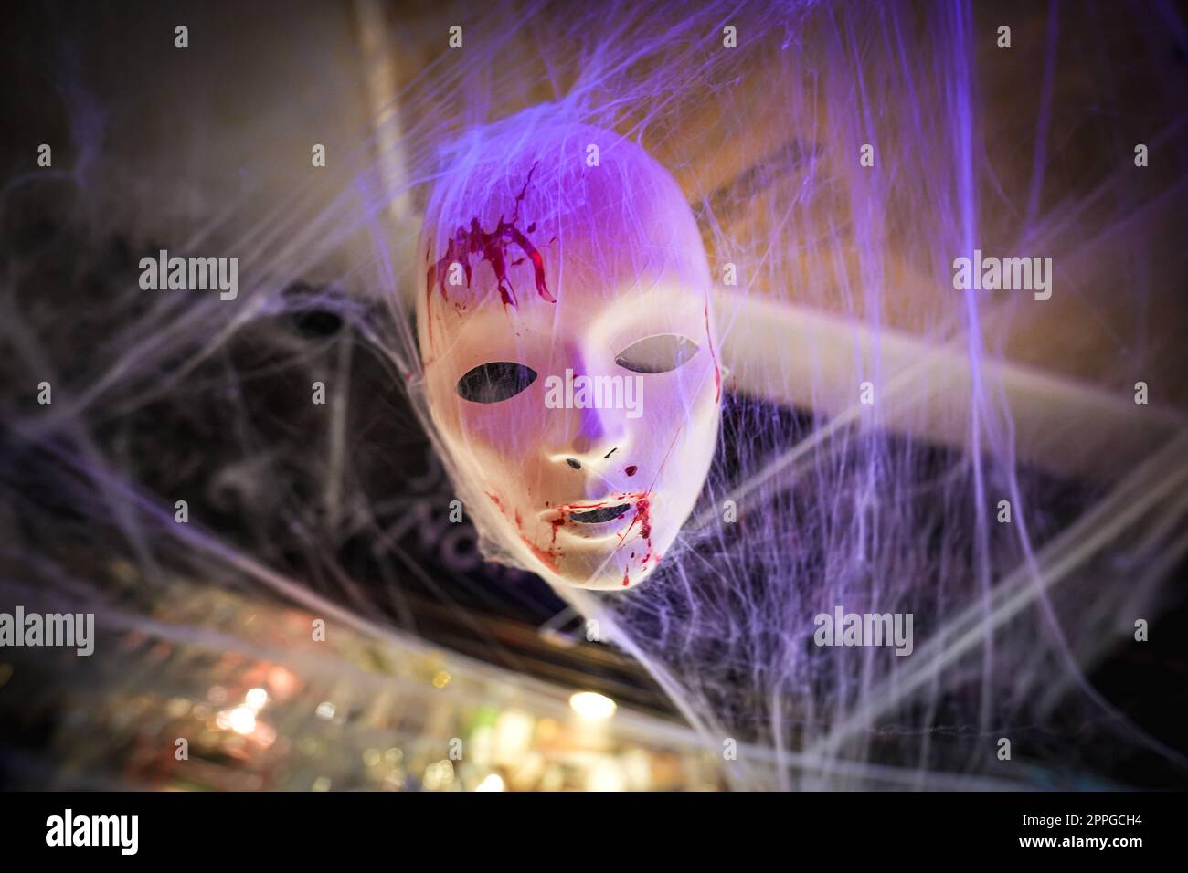 Image en couleur d'un masque blanc, peint avec du sang Banque D'Images Image en couleur d'un masque blanc, peint avec du sang Banque D'Images