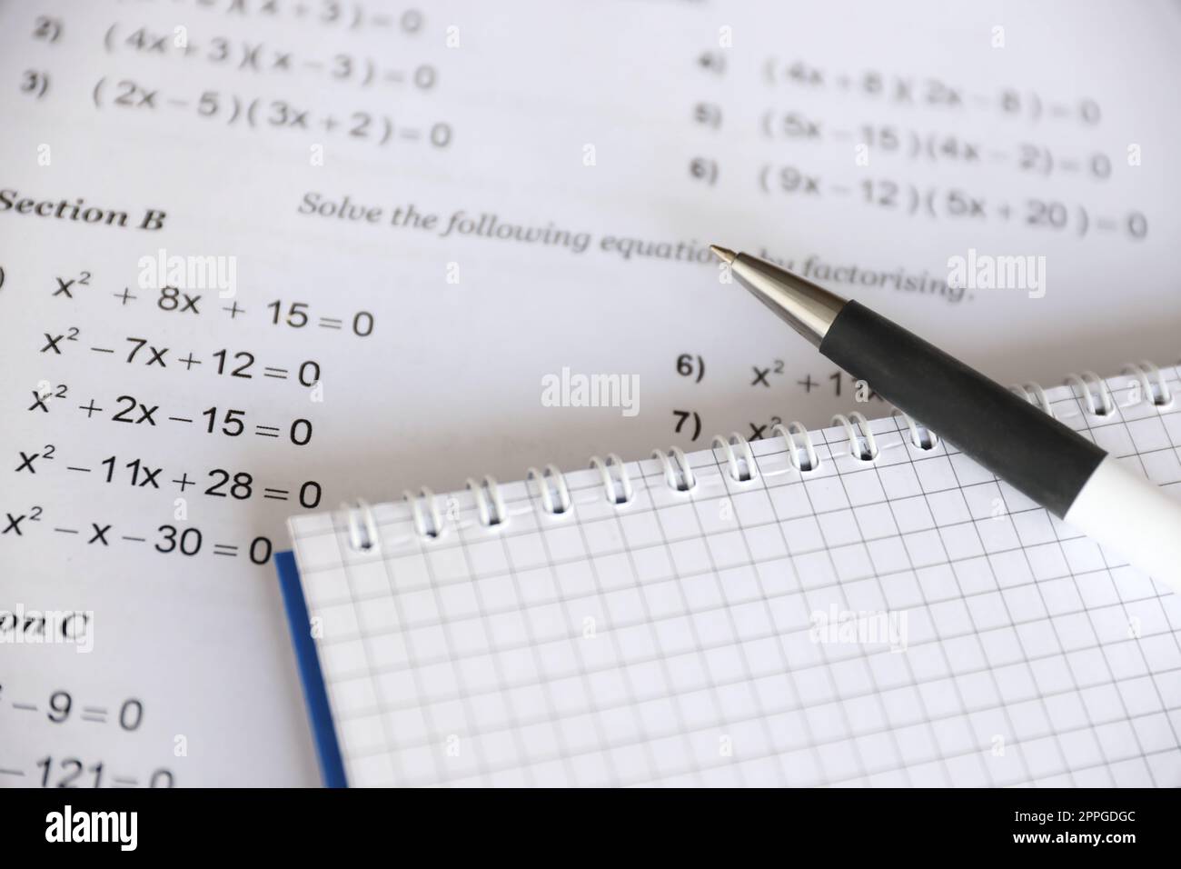 Écriture de mathématiques équation quadratique sur examen, pratique, quiz ou test en classe de maths. Concept de résolution d'équations exponentielles. Banque D'Images