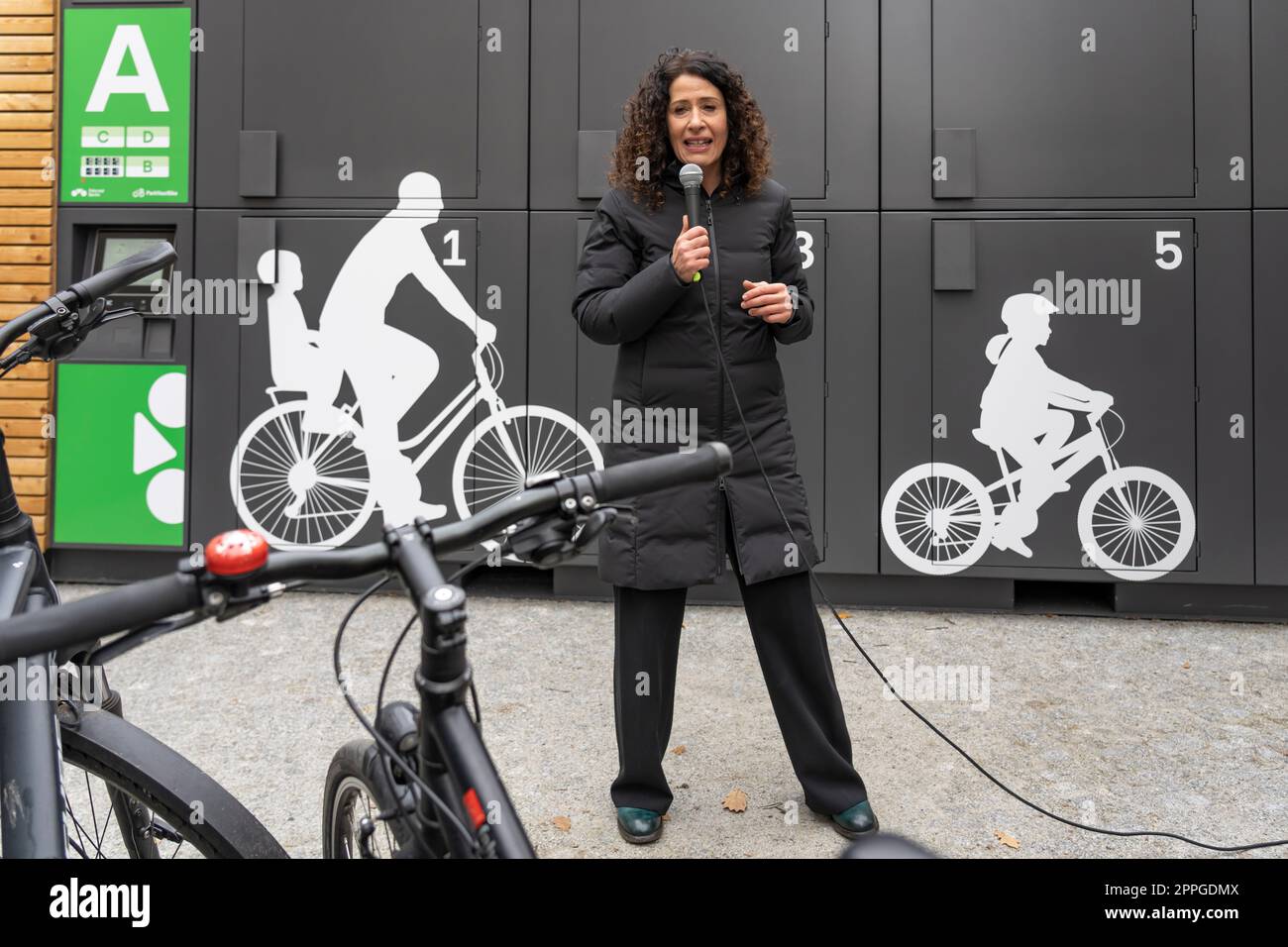 Sénateur de la mobilité Bettina Jarasch (BÃ¼ndnis 90/Die GrÃ¼nen) lors de l'ouverture de l'opération pilote pour ParkYourBike, le système de réservation, d'accès et de facturation standardisé à Berlin pour le stationnement sécurisé des vélos, commence à l'hôtel de ville de SchÃ¶neberg. Banque D'Images