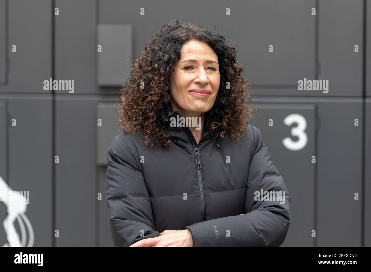 Sénateur de la mobilité Bettina Jarasch (BÃ¼ndnis 90/Die GrÃ¼nen) lors de l'ouverture de l'opération pilote pour ParkYourBike, le système de réservation, d'accès et de facturation standardisé à Berlin pour le stationnement sécurisé des vélos, commence à l'hôtel de ville de SchÃ¶neberg. Banque D'Images