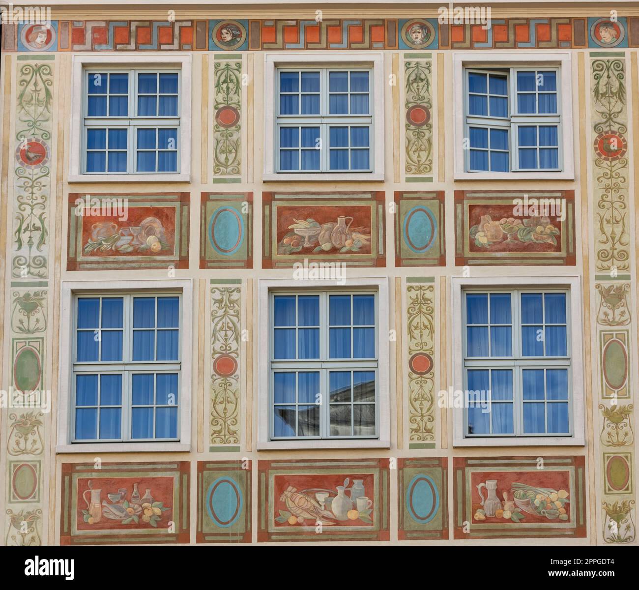 La façade de la maison patricienne restaurée de Gdansk dans le long marché. Pomerania, Pologne Banque D'Images