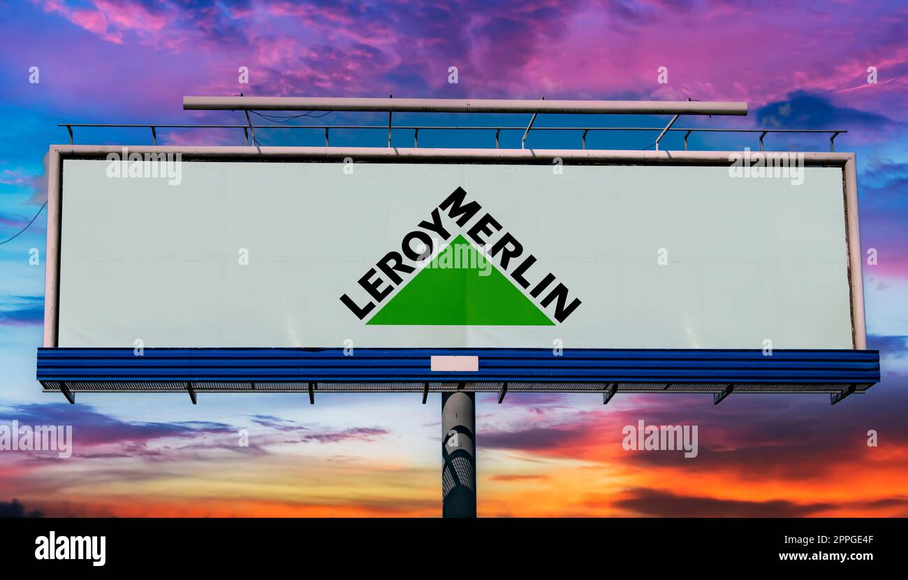 Panneau publicitaire affichant le logo de Leroy Merlin Banque D'Images