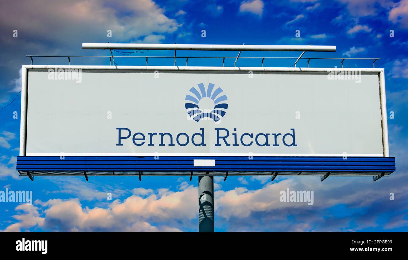 Panneau publicitaire affichant le logo de Pernod Ricard Banque D'Images