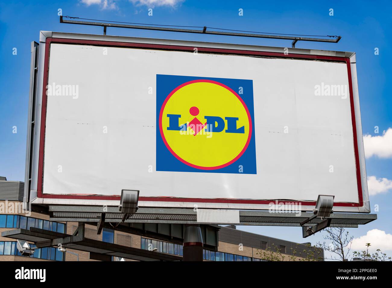 Panneau publicitaire affichant le logo de Lidl Banque D'Images