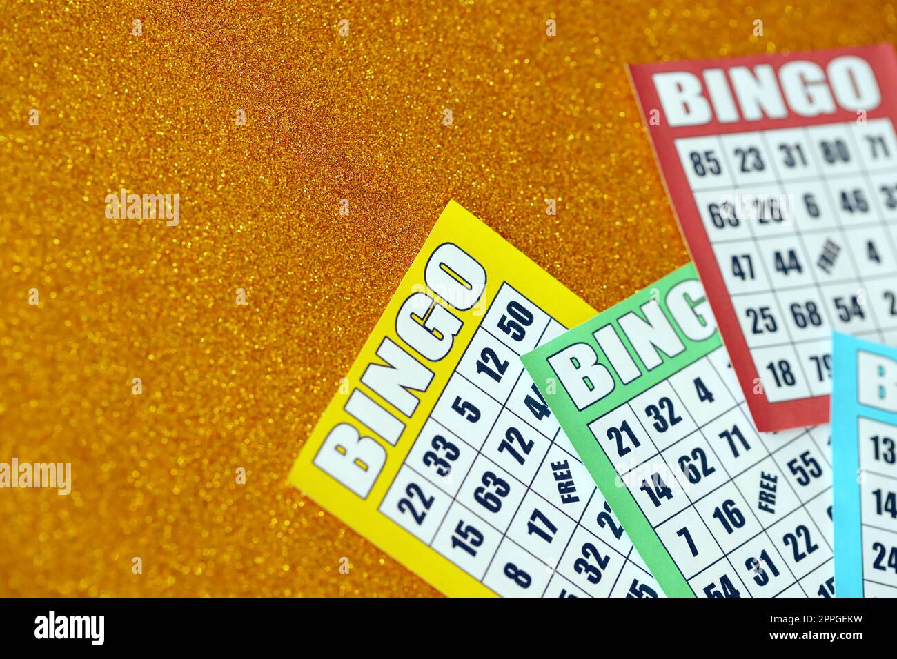 Beaucoup de planches de bingo colorées ou de cartes à jouer pour gagner des jetons. Cartes de bingo américaines ou canadiennes classiques de cinq à cinq sur fond lumineux Banque D'Images