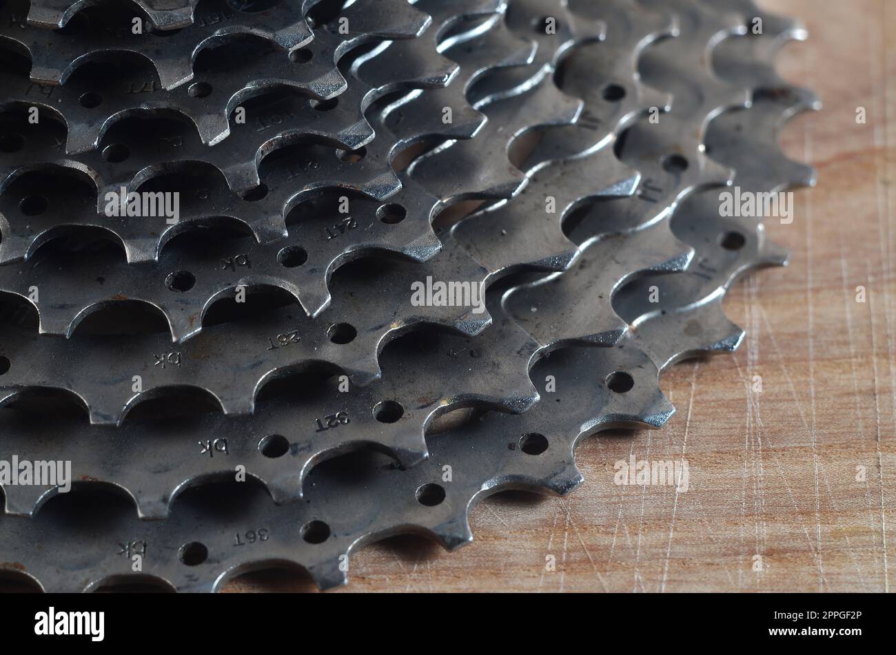 Cassette arrière (pignon) d'un vélo de montagne couché sur une table en bois dans un magasin de vélos Banque D'Images