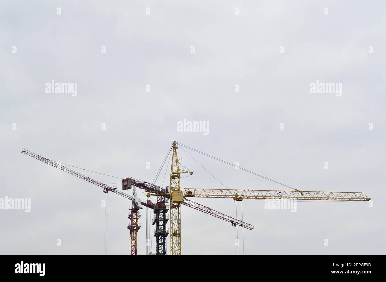 Grue a tour against a blue sky Banque D'Images