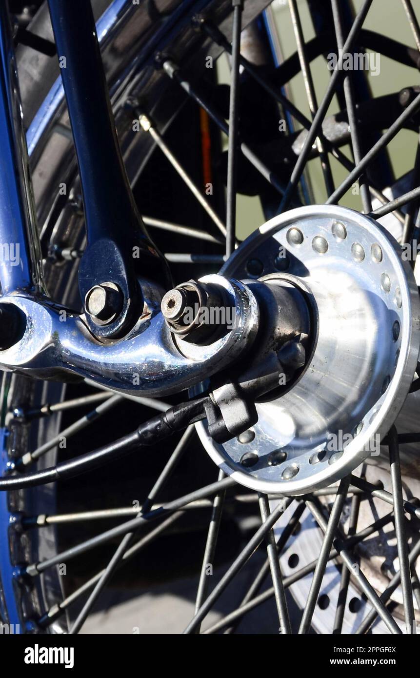 Fragment de roue brillante chromée de vieille moto classique Banque D'Images