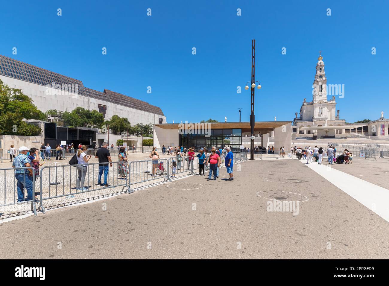 Pèlerins faisant la queue devant la chapelle des apparitions, Fatima, Portugal Banque D'Images