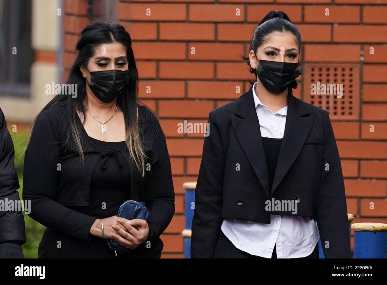 Mahek Bukhari (à droite) et sa mère Ansreen Bukhari arrivent au tribunal de la Couronne de Leicester où ils doivent faire face à deux chefs d'accusation de meurtre et à deux autres chefs d'accusation d'homicide involontaire coupable. Il a été allégué que les accusés avaient été impliqués dans la mort de Saqib Hussain et de Mohammed Hashim Ijazuddin, tous deux 21 ans, dont la voiture s'est écrasée sur le A46 près de Leicester juste après minuit sur 11 février 2022. Date de la photo: Lundi 24 avril 2023. Banque D'Images