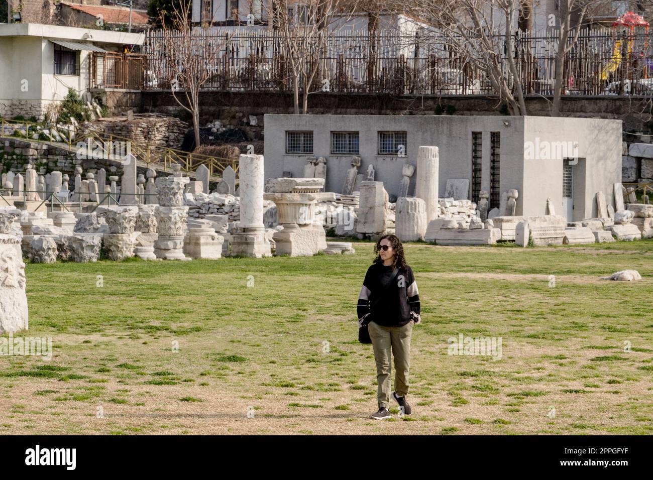 Un touriste visite l'Agora Ören Yeri à Izmir, Turquie, un magnifique site ancien qui présente les vestiges d'un grand marché et centre culturel autrefois. Banque D'Images