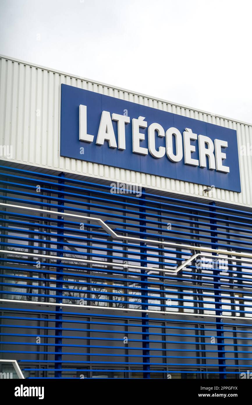 Toulouse, France. 24th avril 2023. Logo Lalecoere de l'usine de Montrdon. Travailleurs en grève à Lalecoere, de l'usine de Montrdon. Réunion avec le représentant des RH du groupe. Après l'annonce de la relocalisation de sa production à l'étranger, Lalecoere veut "reconfigurer" son usine de Toulouse-Montrdon. France, Toulouse, 24 avril 2023. Photo de Patricia Huchot-Boissier/ABACAPRESS.COM crédit: Abaca Press/Alay Live News Banque D'Images