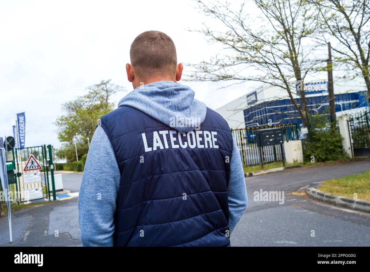 Toulouse, France. 24th avril 2023. Logo Lalecoere de l'usine de Montrdon. Travailleurs en grève à Lalecoere, de l'usine de Montrdon. Réunion avec le représentant des RH du groupe. Après l'annonce de la relocalisation de sa production à l'étranger, Lalecoere veut "reconfigurer" son usine de Toulouse-Montrdon. France, Toulouse, 24 avril 2023. Photo de Patricia Huchot-Boissier/ABACAPRESS.COM crédit: Abaca Press/Alay Live News Banque D'Images