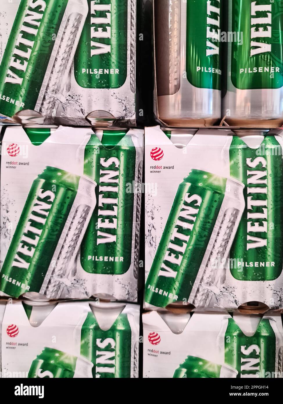 Kiel, Allemagne - 20. Août 2022 : nombreuses canettes de bière Veltins sur une étagère de supermarché. Banque D'Images