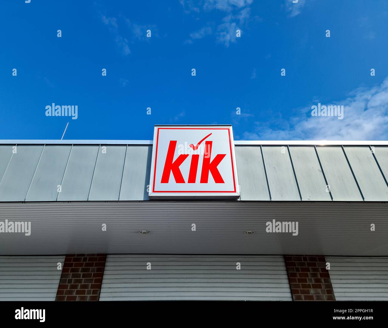 Kiel, Allemagne - 20.août 2022 : signe du discounter textile Kik à l'entrée d'un marché. Banque D'Images