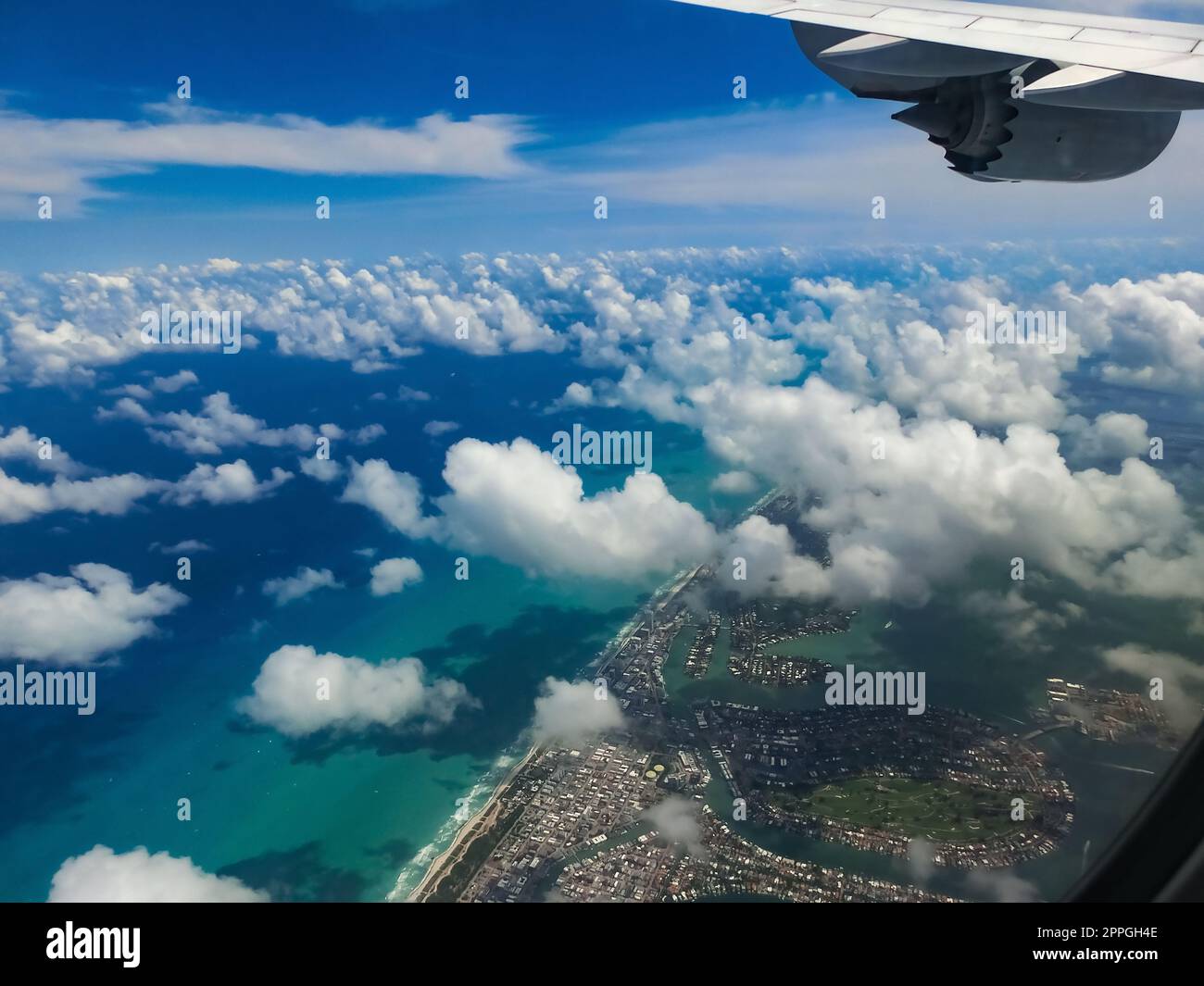 Miami de hublot d'avion le jour avec ciel bleu Banque D'Images