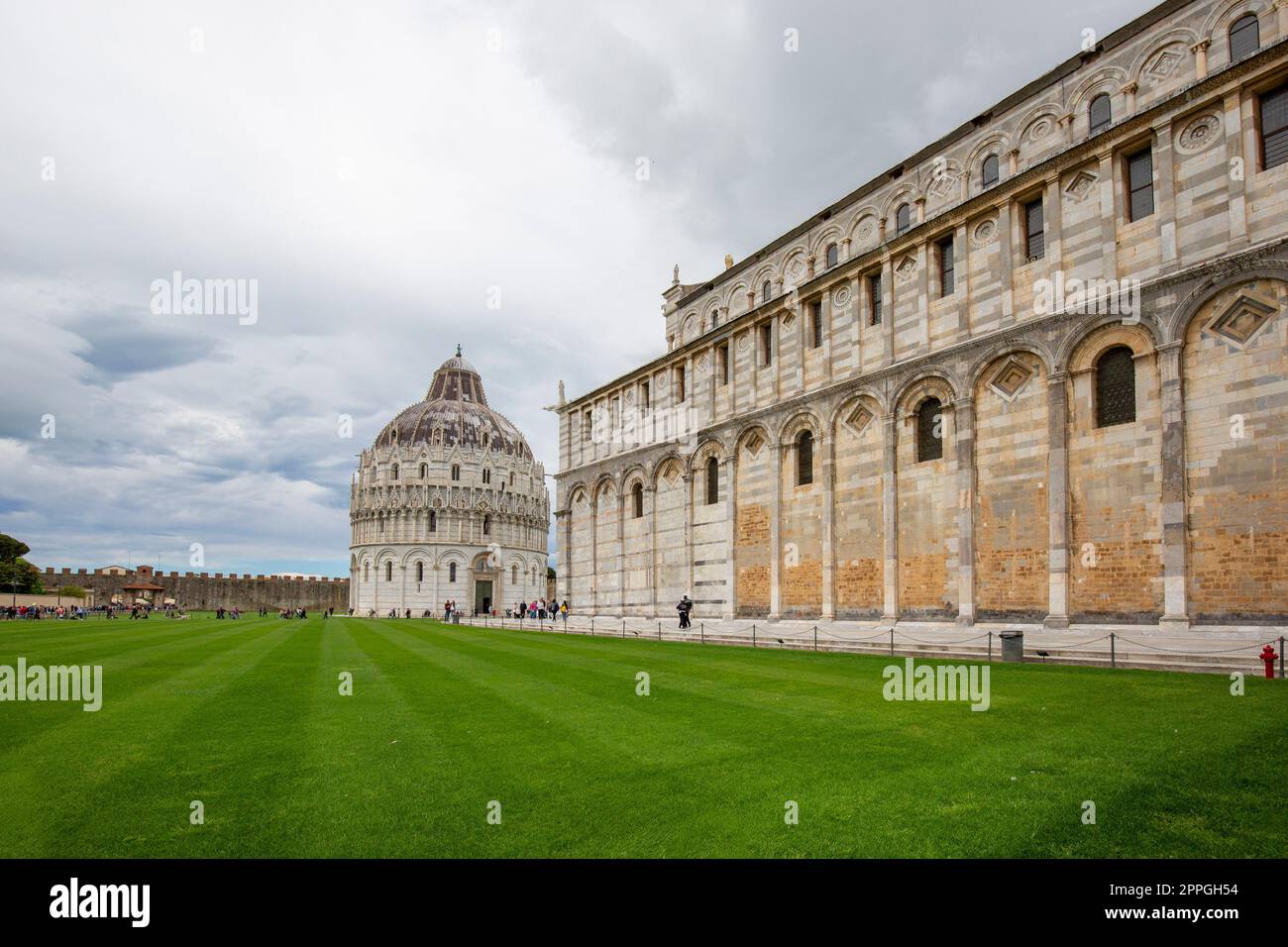 Touristes sur la Piazza del Duomo avant Pise Baptistère de Saint John, Pise, Italie Banque D'Images