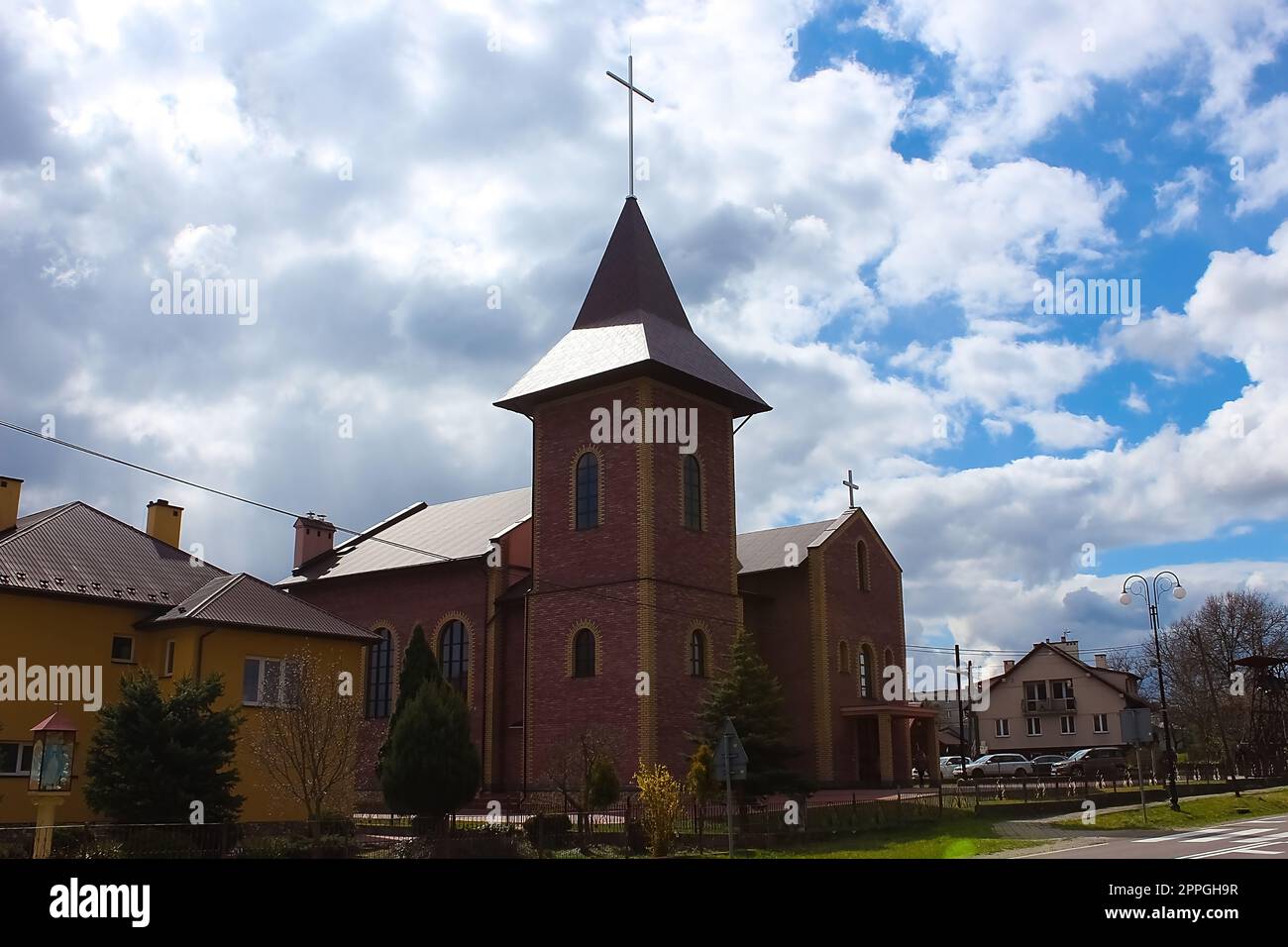 La vue de la rue de l'église rurale à Pologne Banque D'Images