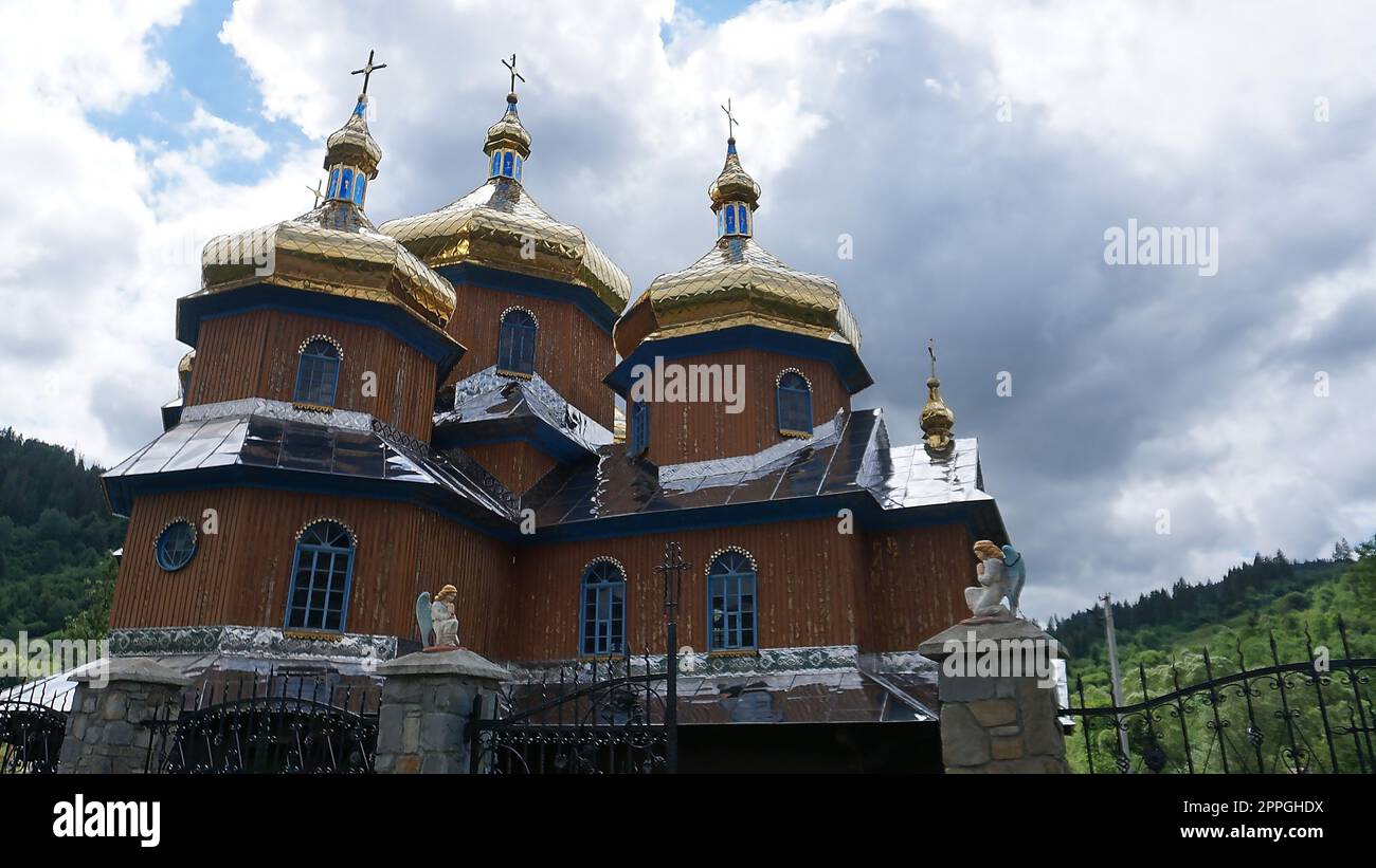 Église orthodoxe en bois Saint-Nicolas dans le village de Kozova, montagnes des Carpates Banque D'Images