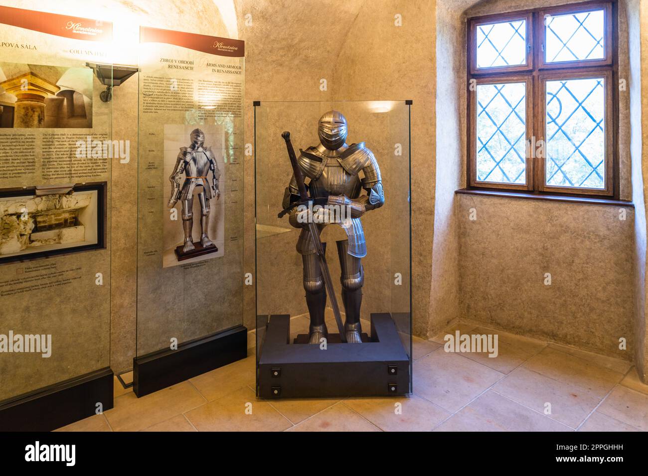 L'armure de la plaque de chevalier Renaissance au château d'Orava. Oravsky Podzamok, Slovaquie, 21 juillet 2022 Banque D'Images