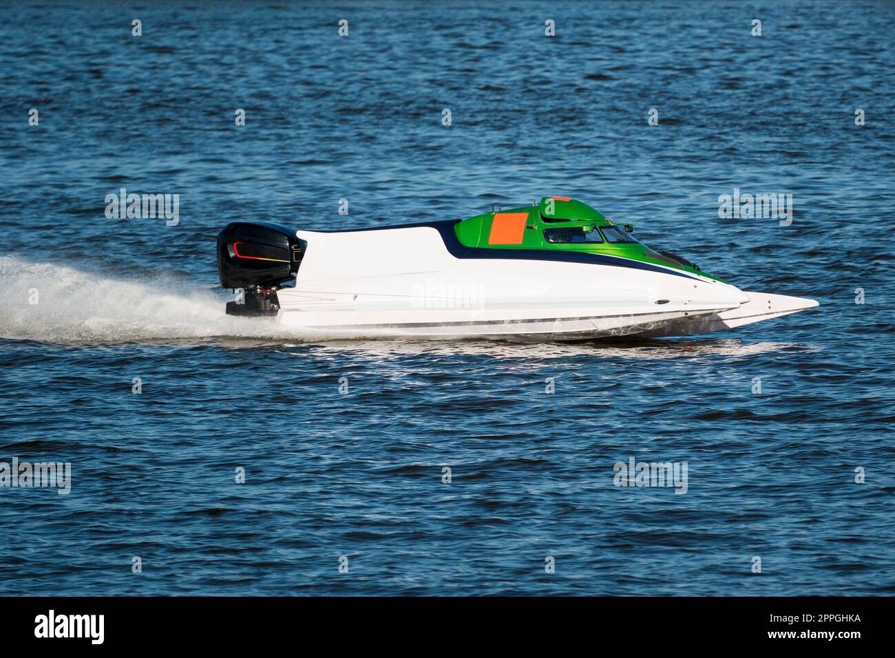 bateau à moteur de course accélérant le long de l'eau bleue Banque D'Images