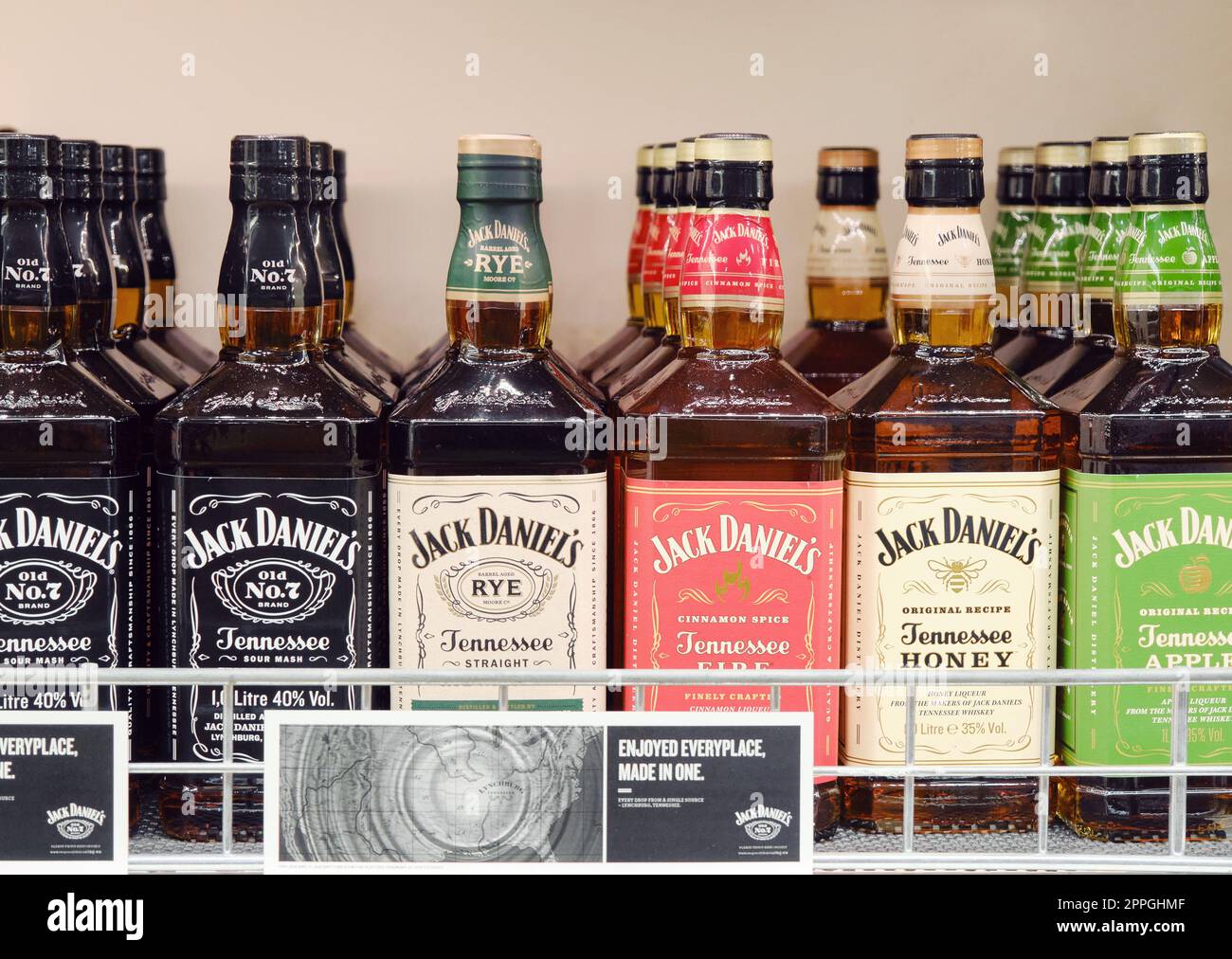 Sélection de bouteilles de whisky Jack Daniels en boutique Banque D'Images