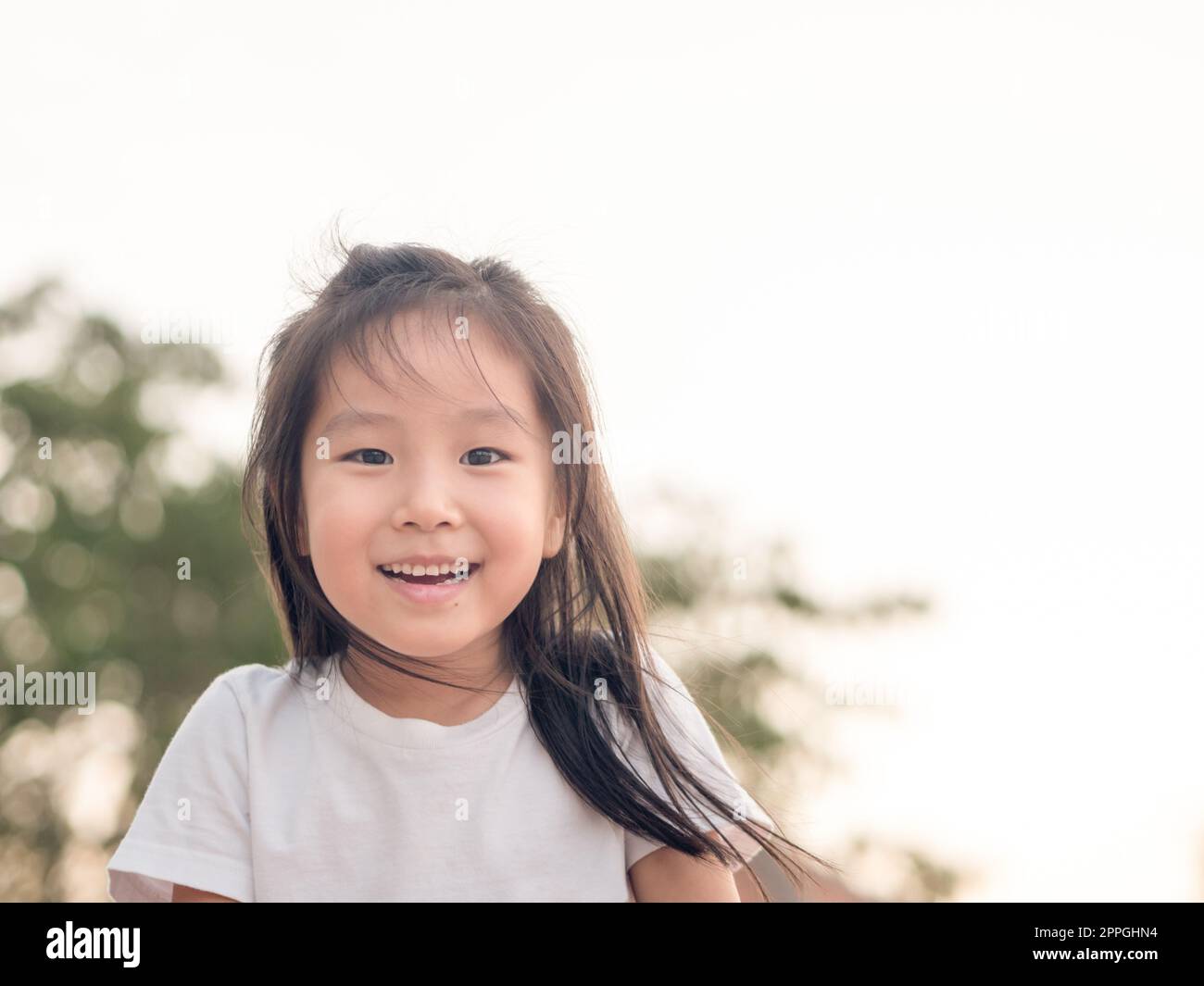 Adorable asiatique mignon fille gros plan tête, fille en bonne santé, action drôle, porter un t-shirt blanc Banque D'Images