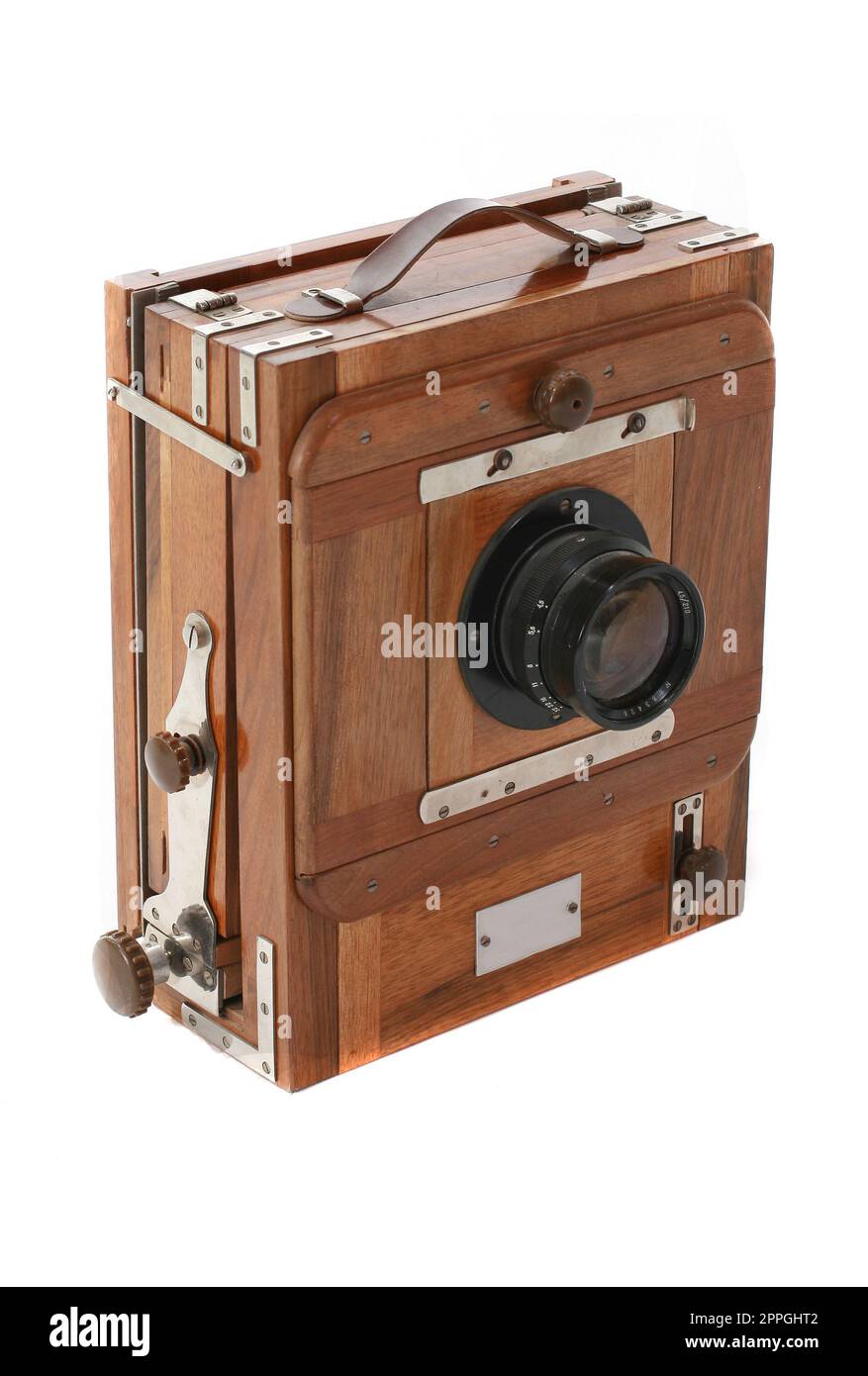 Ancien ancien appareil photo noir vintage le 19th siècle isolé sur fond blanc avec chemin de coupe. Russie. Banque D'Images