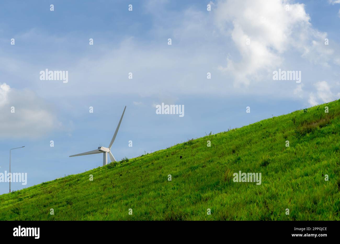 Énergie éolienne. Puissance du vent. Énergie durable et renouvelable. Les éoliennes produisent de l'électricité. Ferme du moulin à vent sur une montagne au ciel bleu. Technologie verte. Ressource renouvelable. Développement durable. Banque D'Images