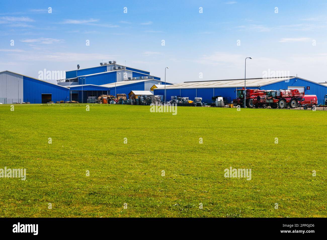 Usine de stockage, tracteurs et bâtiments de l'industrie agricole. Kaunas, Lituanie, 15 août 2022 Banque D'Images