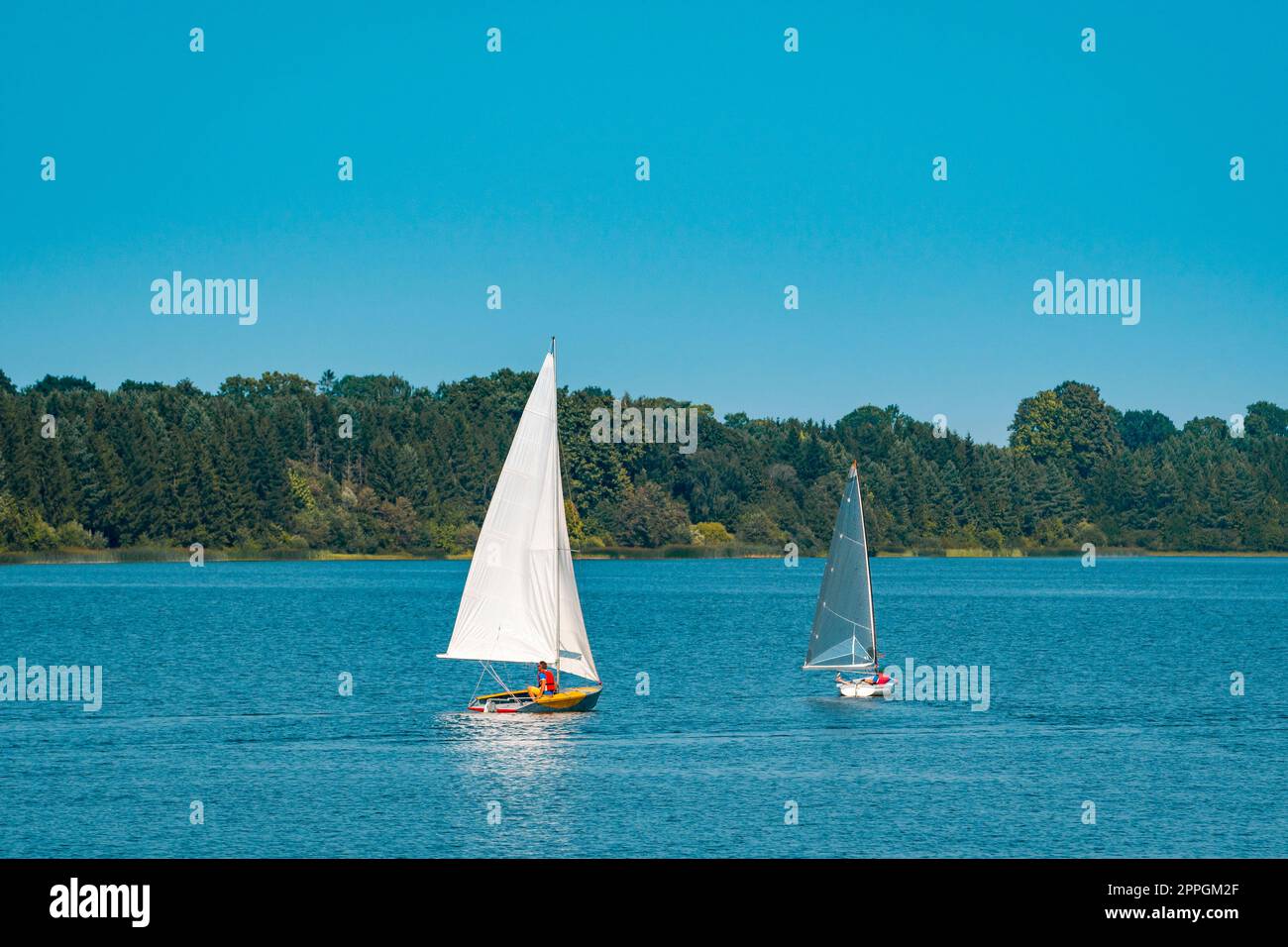 Deux petits yachts naviguant sur le lac Banque D'Images