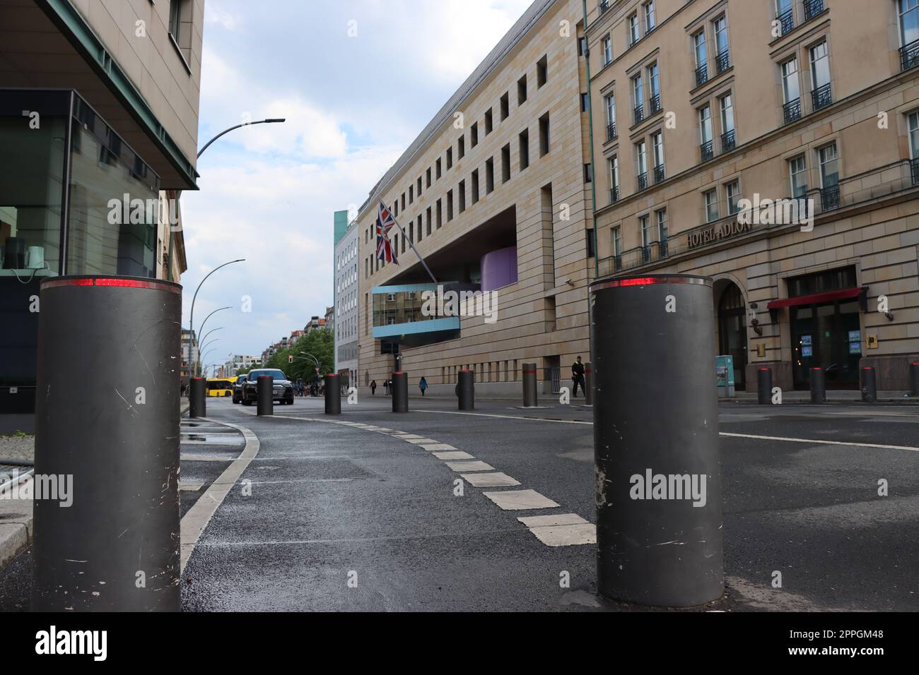 Durch versenkbare Poller gessicherte Strasse vor der Britischen Botschaft Banque D'Images