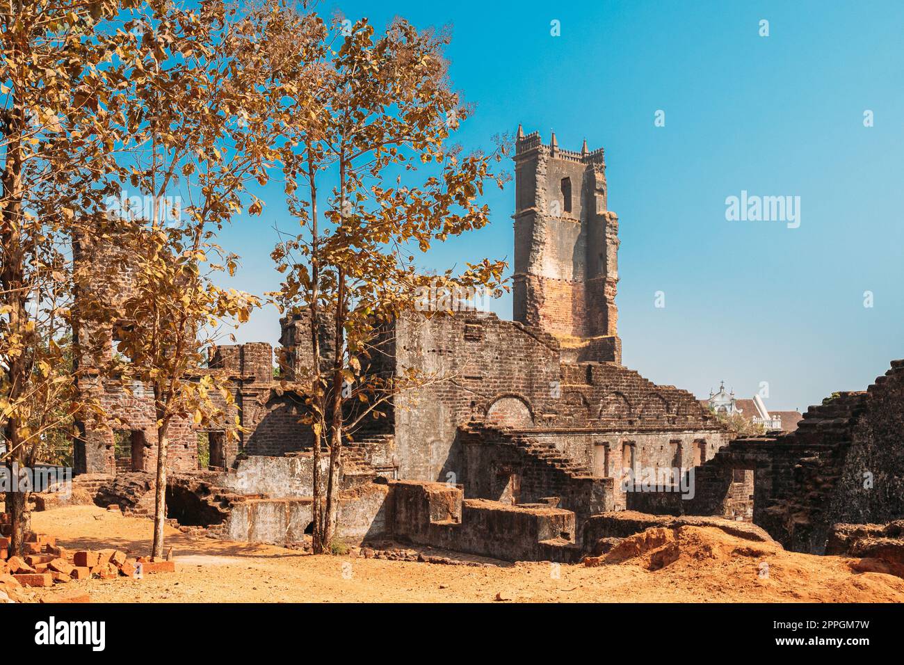 Old Goa, Inde. Autel principal de l'église de St. Augustin dans le complexe de l'église en ruine. L'église a été achevée en 1602. Site du patrimoine mondial, églises et couvents de Goa Banque D'Images