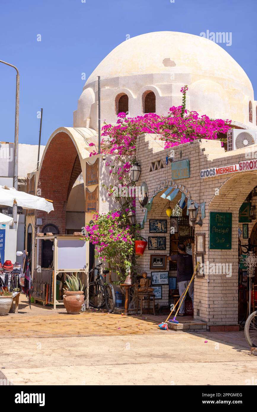 Promenade principale avec magasins et restaurants, vie quotidienne d'une petite ville exotique sur la mer Rouge, Dahab, Egypte Banque D'Images