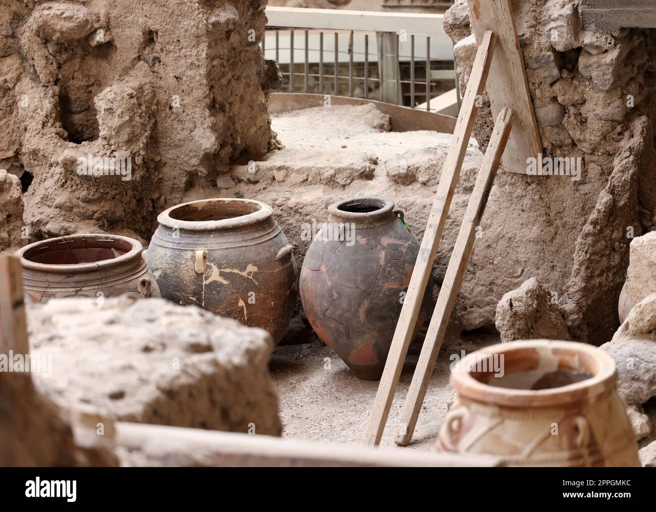 Santorini, Grèce - poterie ancienne récupérée dans la ville préhistorique d'Akrotiri, site d'excavation d'un Minoan Bronze Age Banque D'Images