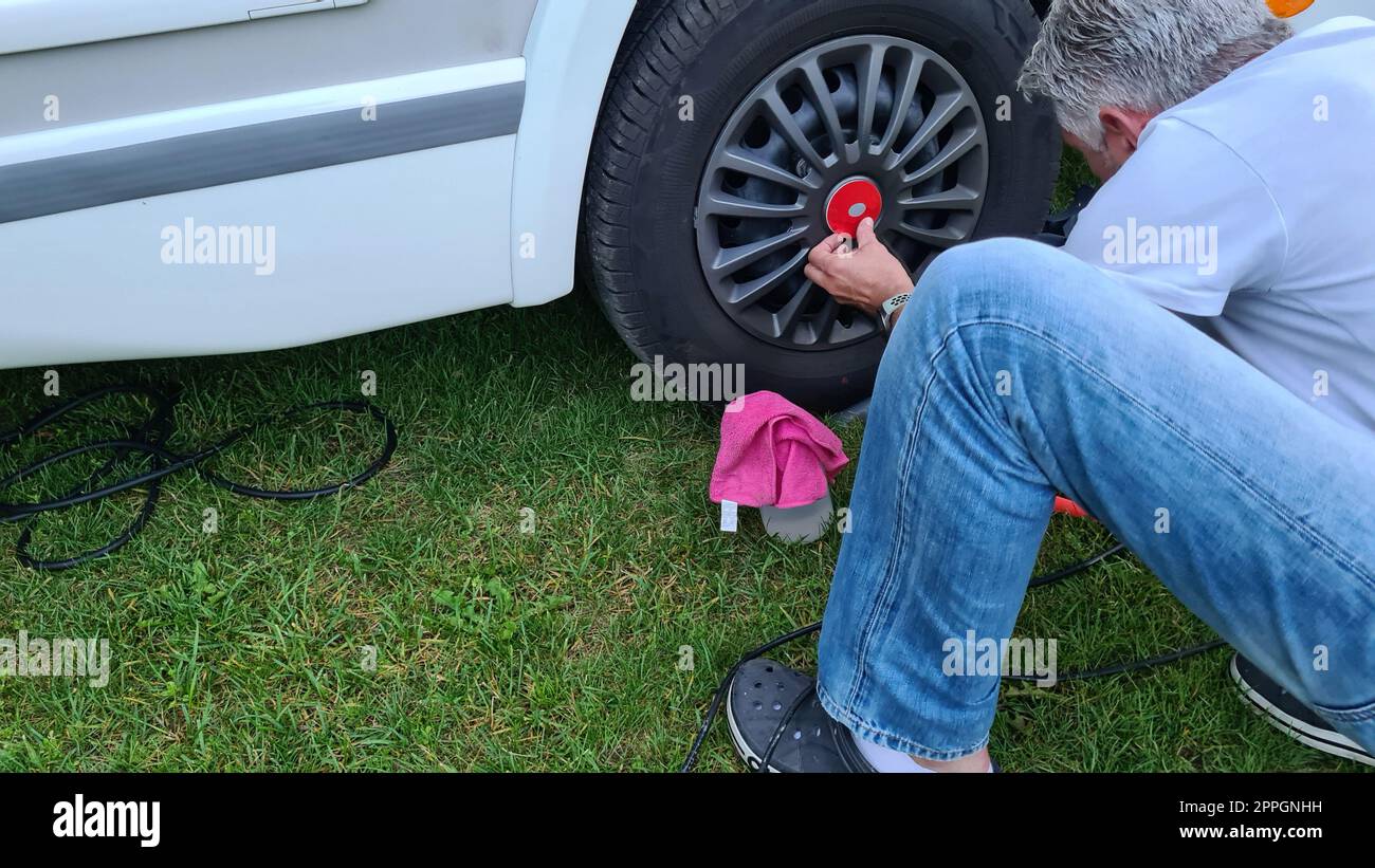 Film lissant pour emballage automobile avec raclette Banque D'Images