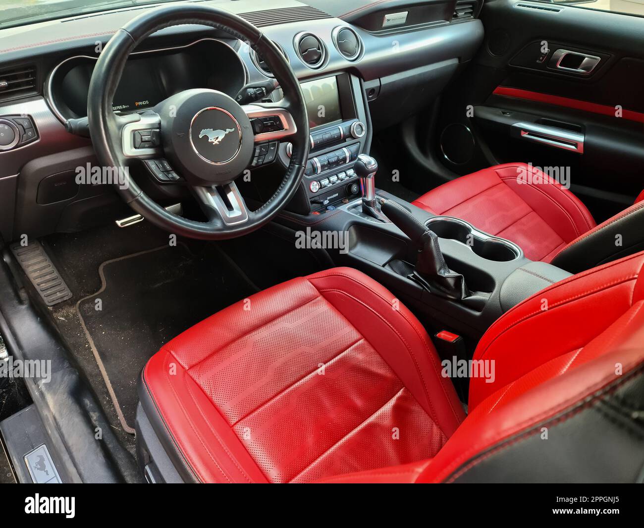 Kiel, Allemagne, 03. Septembre 2022 : vue de côté du volant de la Ford Mustang modèle 2018 voiture de sport avec sièges en cuir rouge. Banque D'Images