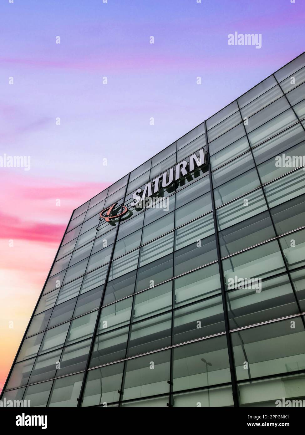 Hambourg, Allemagne - 03 septembre 2022 : la construction du magasin d'électronique de marque Saturn au coucher du soleil Banque D'Images