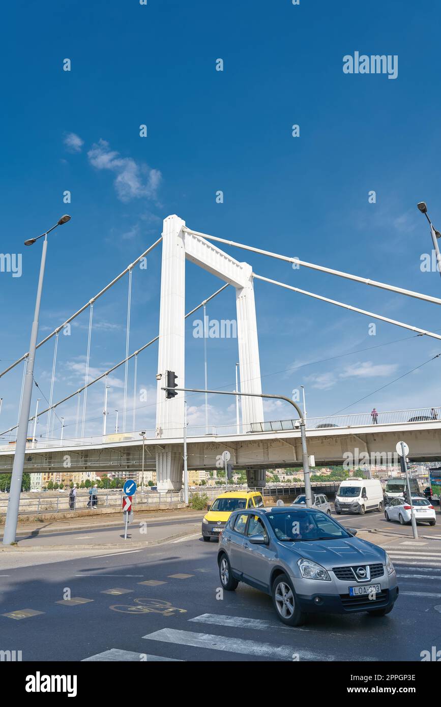 Scène de rue au pont Elisabeth, Erzsebet caché en Hongrie dans le quartier Pest de Budapest pendant les heures de pointe Banque D'Images
