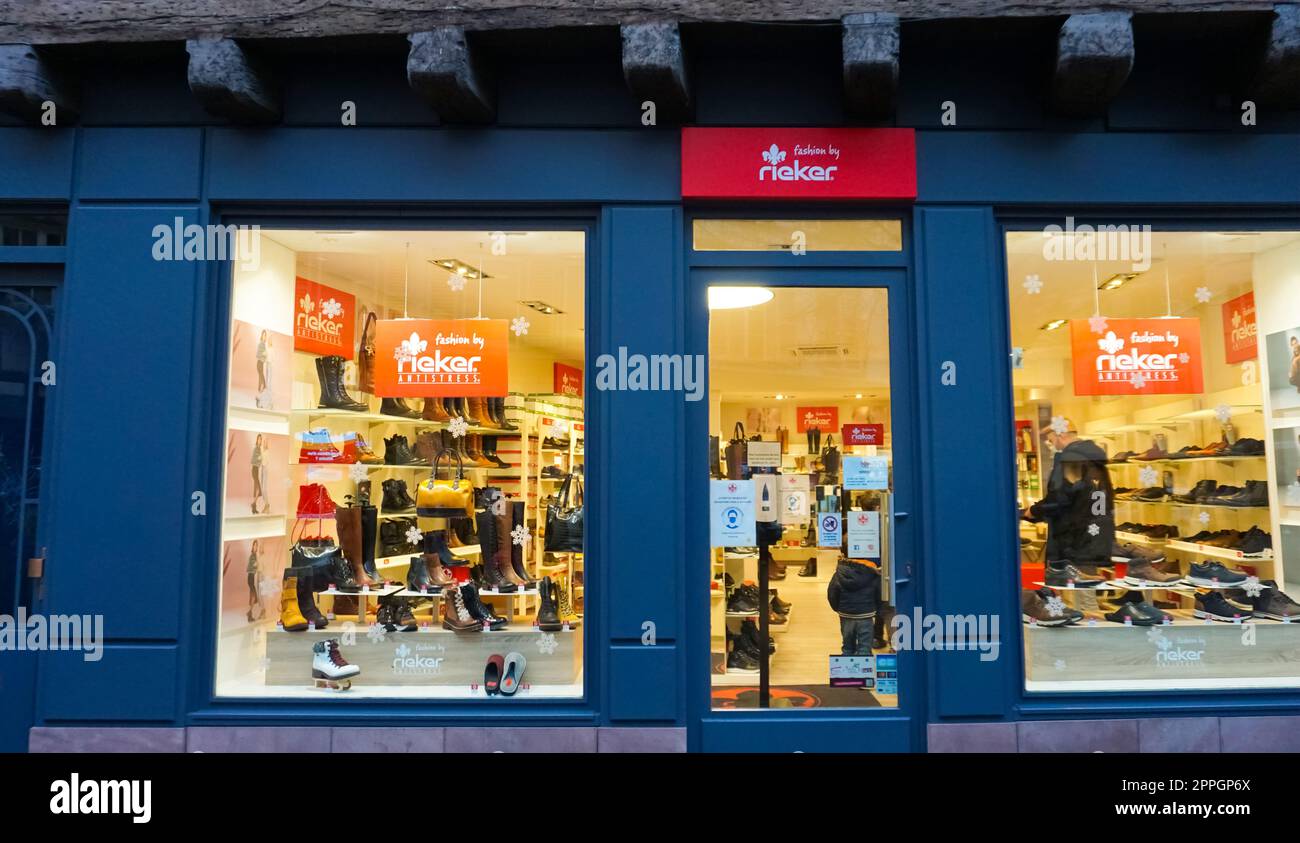 Colmar, France - 30 décembre 2021: Boutique de la marque Rieker et texte du signe de boutique entreprise allemande de fabricant de chaussures devant le magasin Banque D'Images