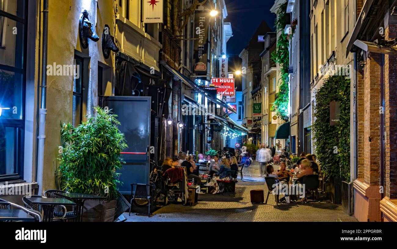 Restaurants dans la vieille ville d'Anvers, Belgique, la nuit Banque D'Images