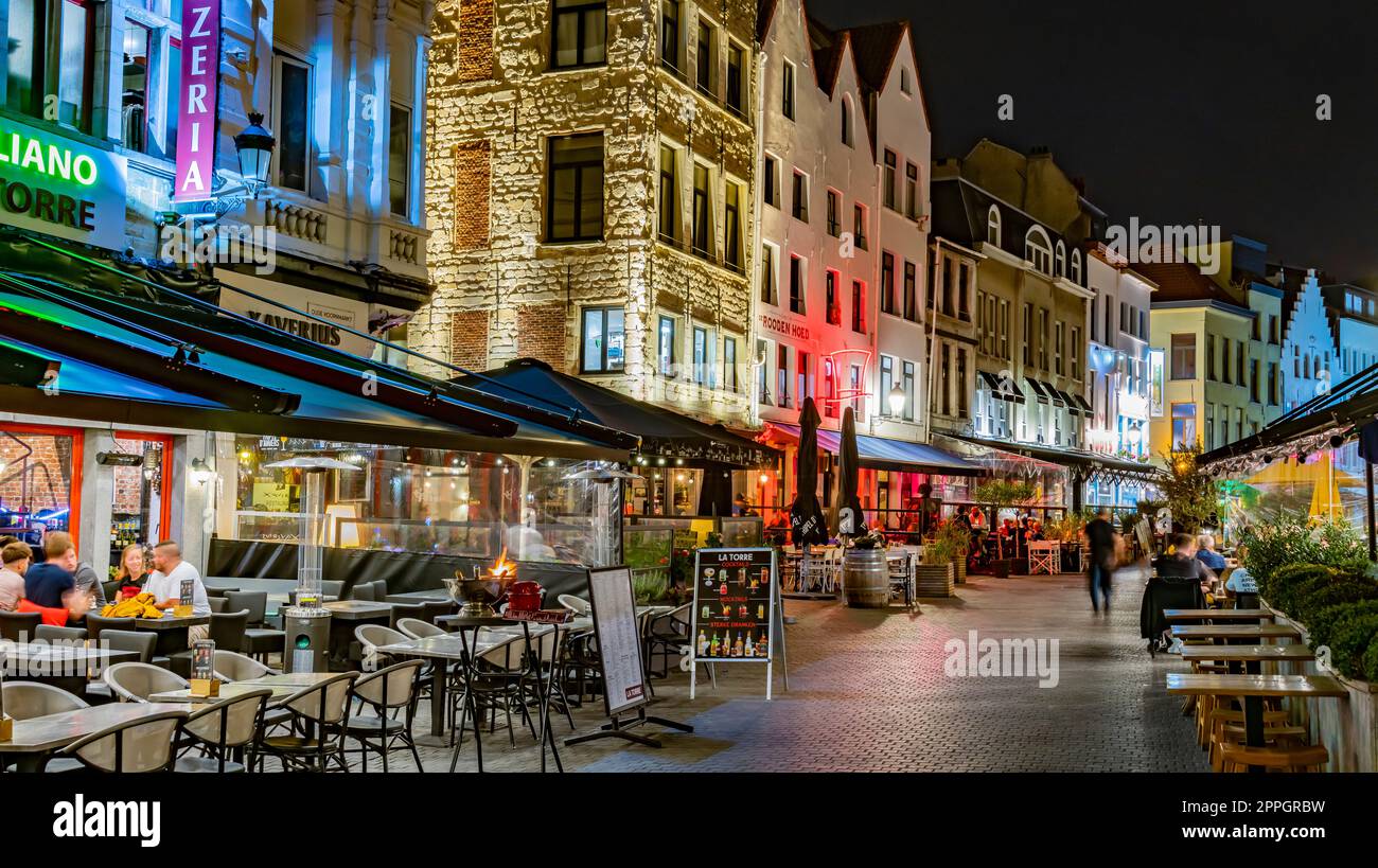 Restaurants dans la vieille ville d'Anvers, Belgique, la nuit Banque D'Images