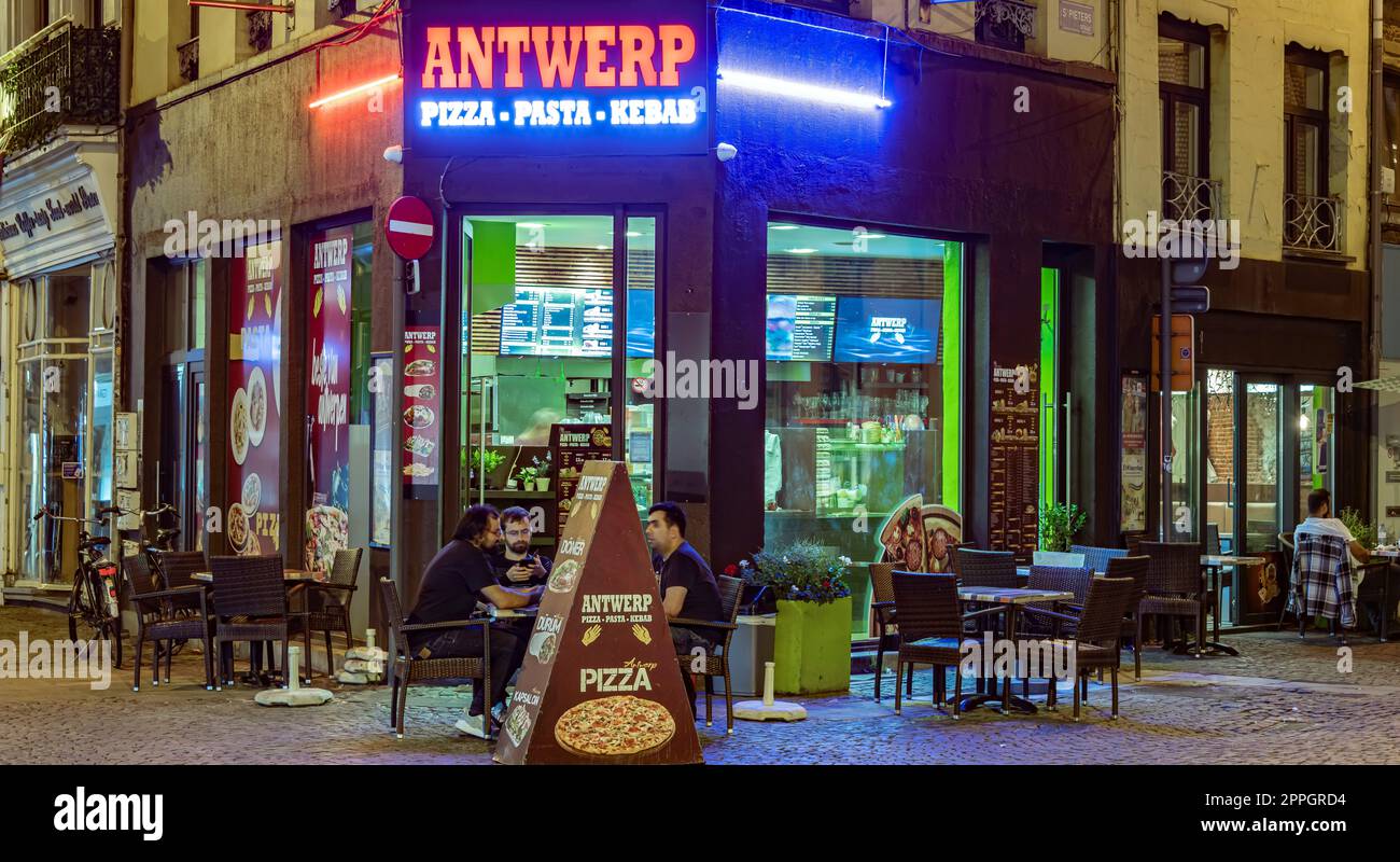 Restaurants dans la vieille ville d'Anvers, Belgique, la nuit Banque D'Images