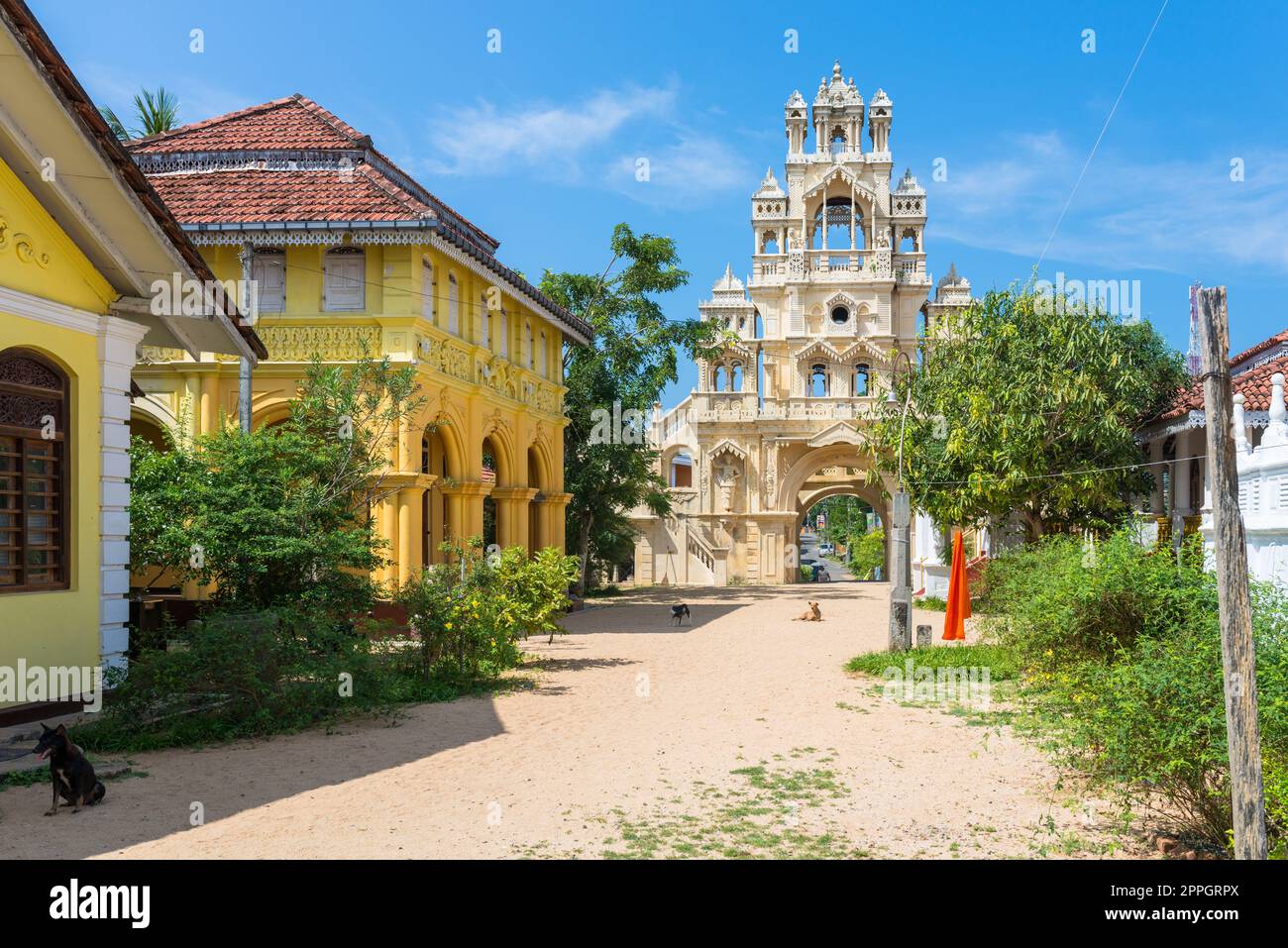 Grande passerelle extraordinaire dans le monastère bouddhiste Sunandarama Maha Vihara au Sri Lanka Banque D'Images Grande passerelle extraordinaire dans le monastère bouddhiste Sunandarama Maha Vihara au Sri Lanka Banque D'Images