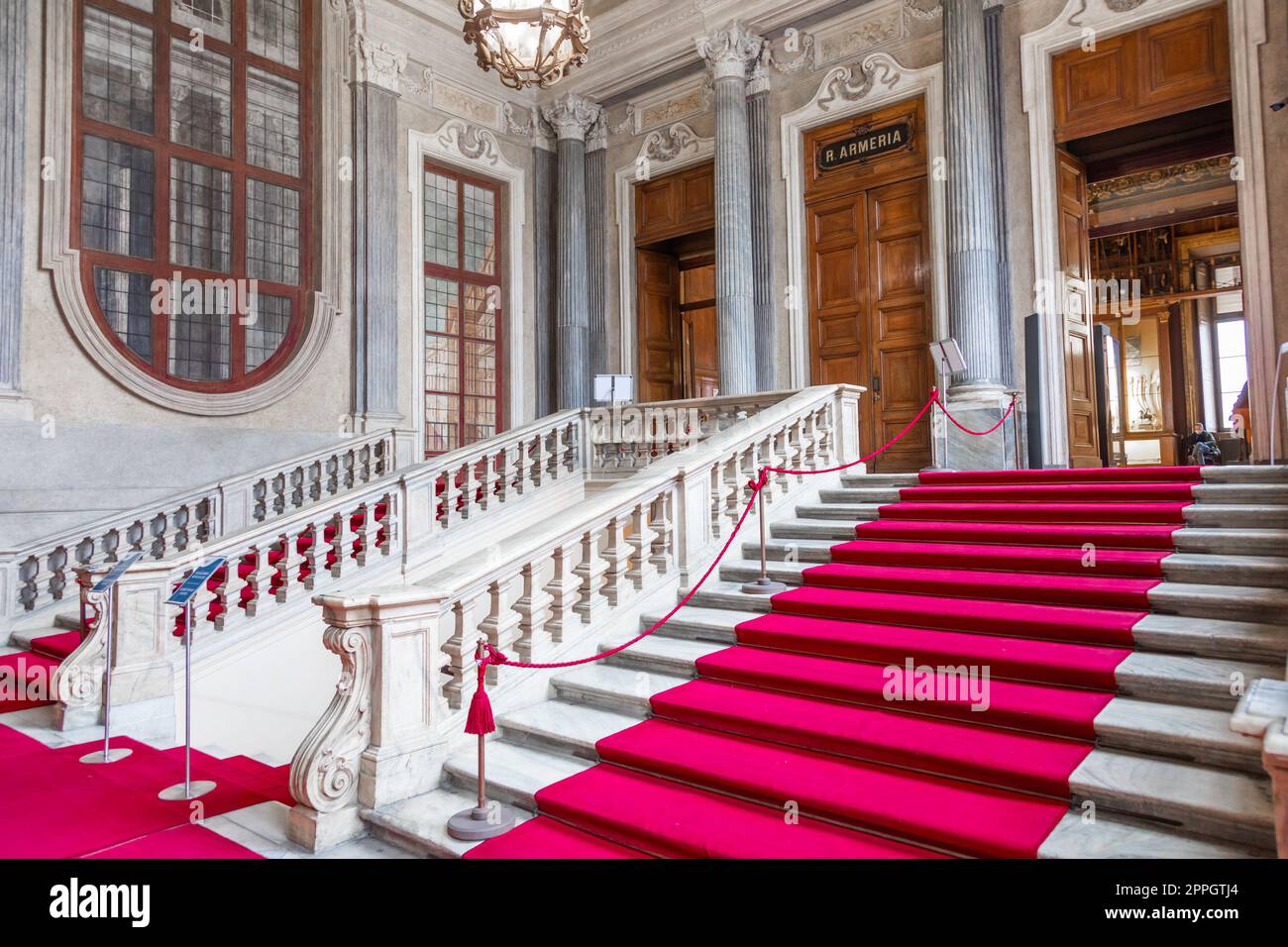 Turin, Italie - Circa janvier 2022: Tapis rouge au Palais Royal - escalier de luxe élégant en marbre. Banque D'Images