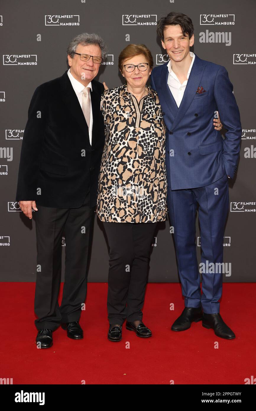 Sabin Tambrea avec ses parents Rodica et Bela'dans un pays qui n'existe plus' Filmfest Hambourg,CinemaxX Dammtor,02.10.2022,Hambourg Banque D'Images